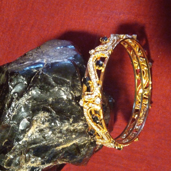 Gold tone crystal encrusted bracelet - Picture 3 of 4